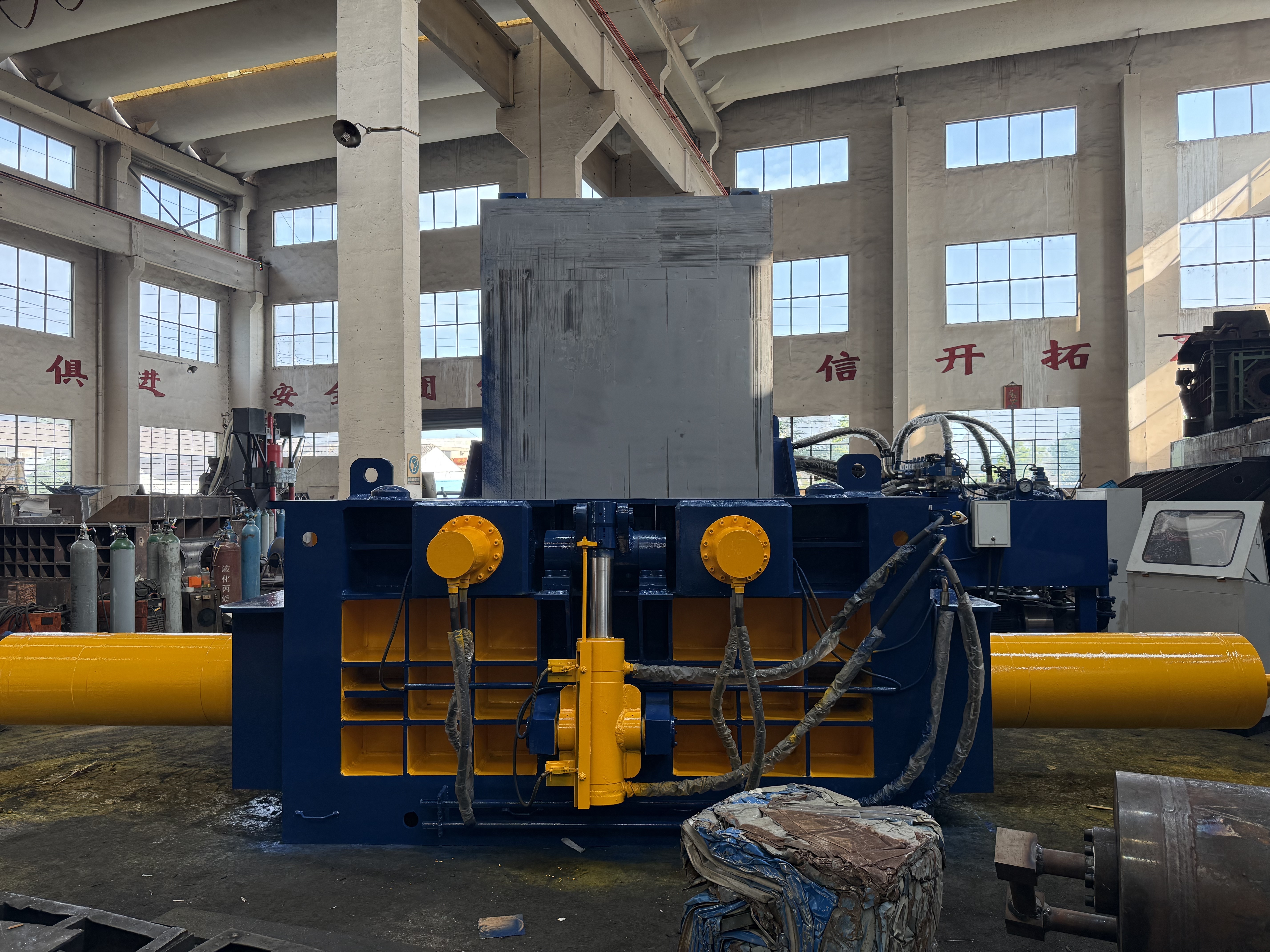 บล็อกบริษัทล่าสุดเกี่ยวกับ โรงงานรีไซเคิลอินเดียปรับปรุงการผลิตด้วยเครื่องบอลเลอร์โลหะไฮดรอลิกสองเครื่อง Y81-315